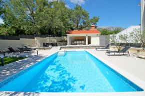 VILLA SKURA private heated pool 32m2, summer kitchen, 4 bedrooms, garden